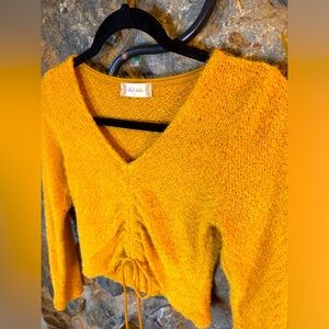 Women’s small yellow sweater by Altar’d. 💛